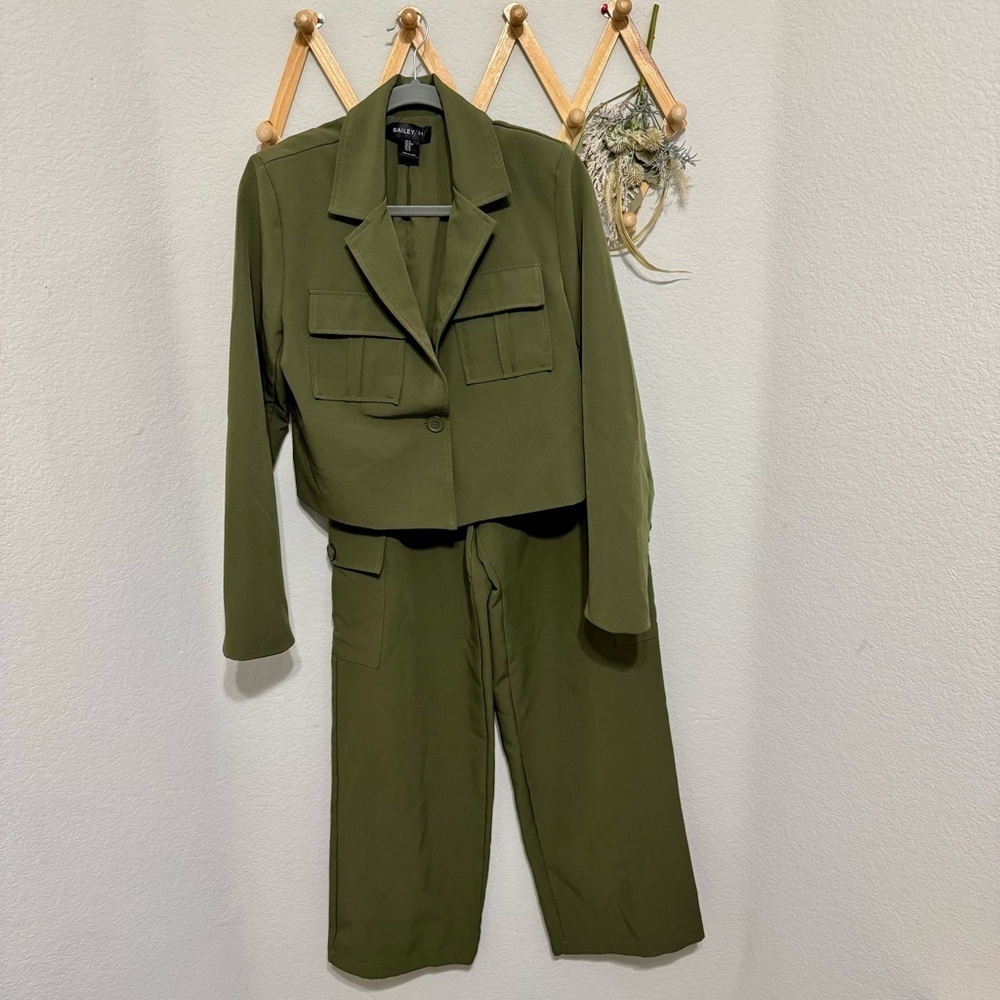 Bailey/44 Green Olive 2 Piece Cropped Blazer and Cargo Pants Size M